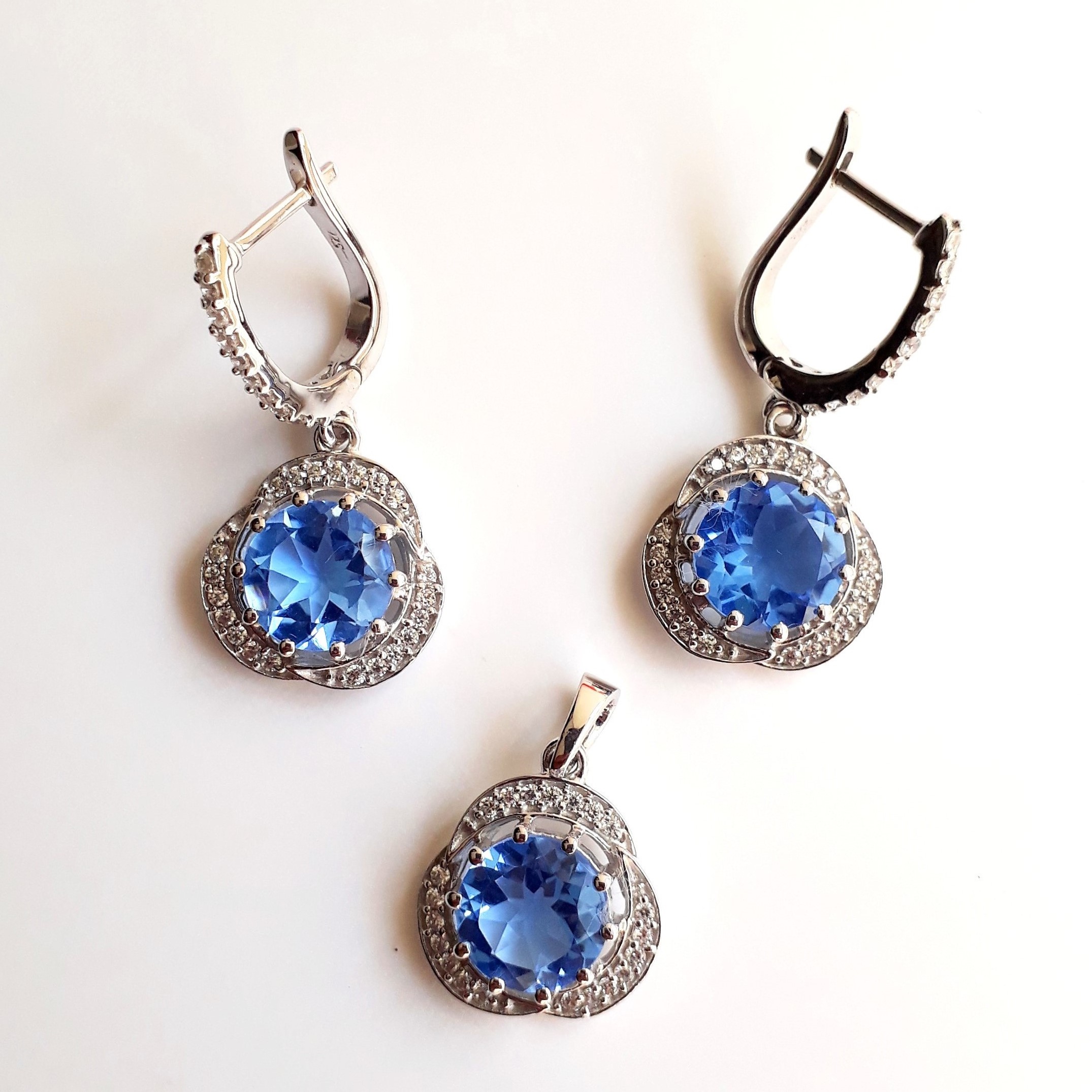 Beautiful Design with Lab Grown Gemstone in 925 Silver 