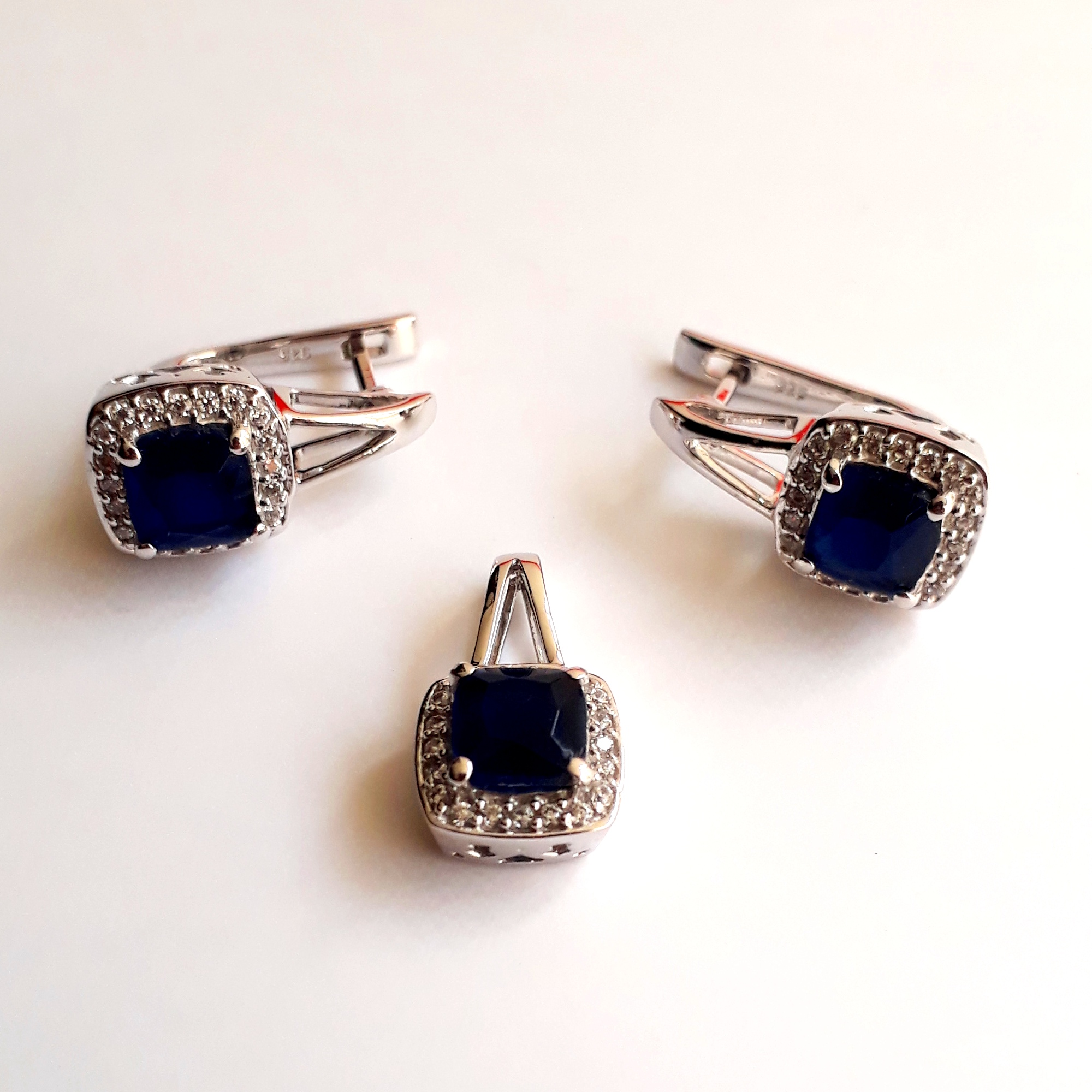 Attractive Design with Lab Grown Blue Sapphire in 925 Silver